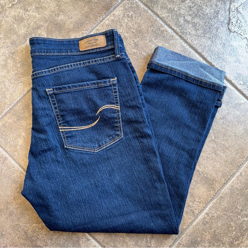 Like New -Levi Signature Modern Capri